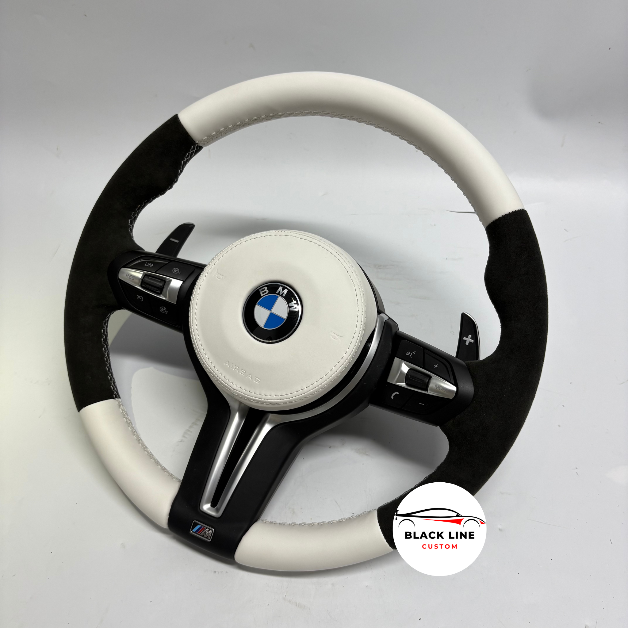 Volante BMW M en cuero blanco y Alcántara negra – Personalizado a medida - BlackLine Custom