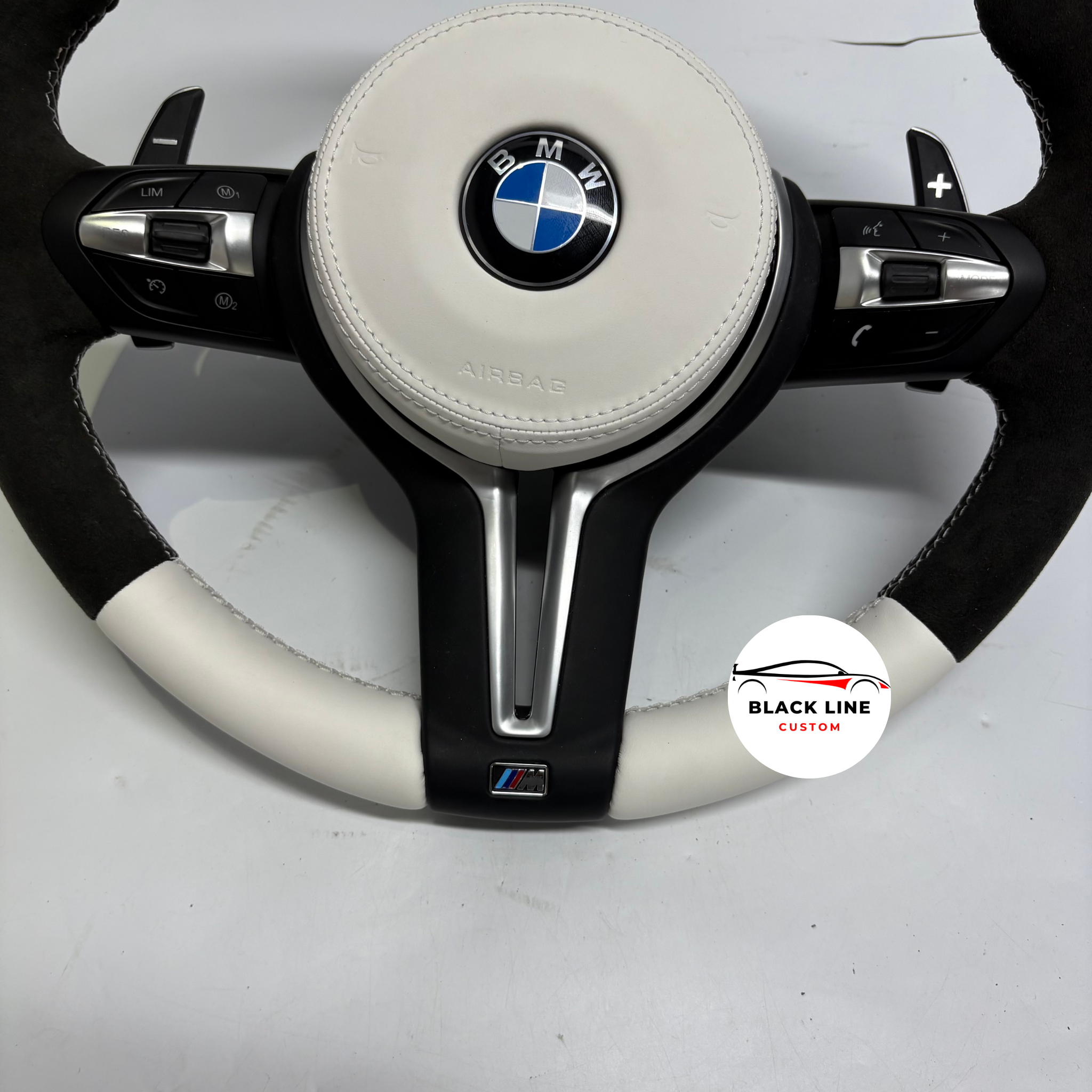 Volante BMW M en cuero blanco y Alcántara negra – Personalizado a medida - BlackLine Custom