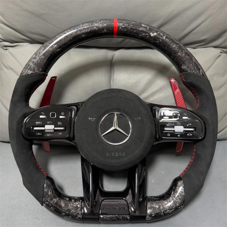 Volante Mercedes-AMG – Fibra de Carbono Forjada y Alcántara Negra
