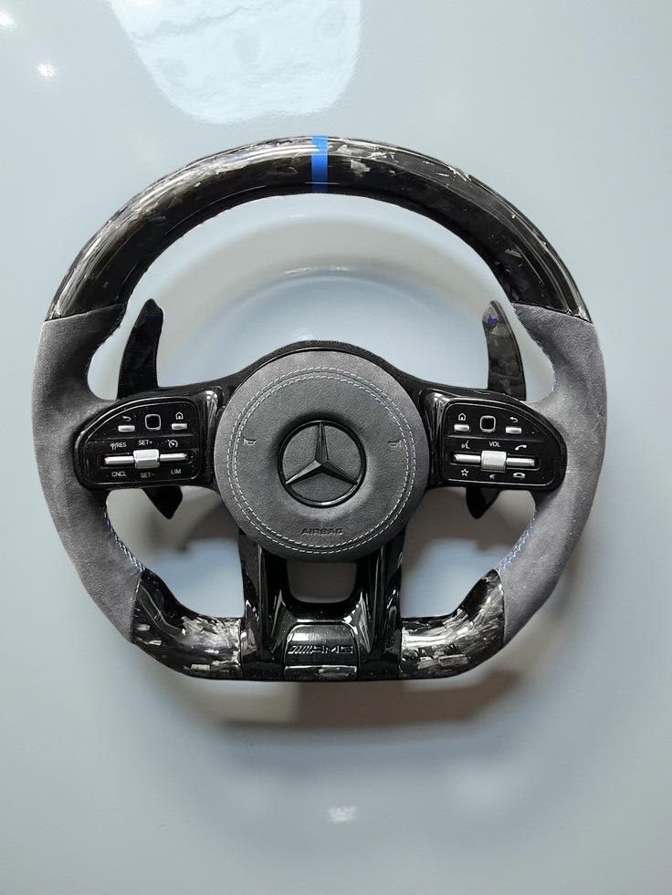 Volante Mercedes-AMG – Fibra de Carbono y Alcántara Gris