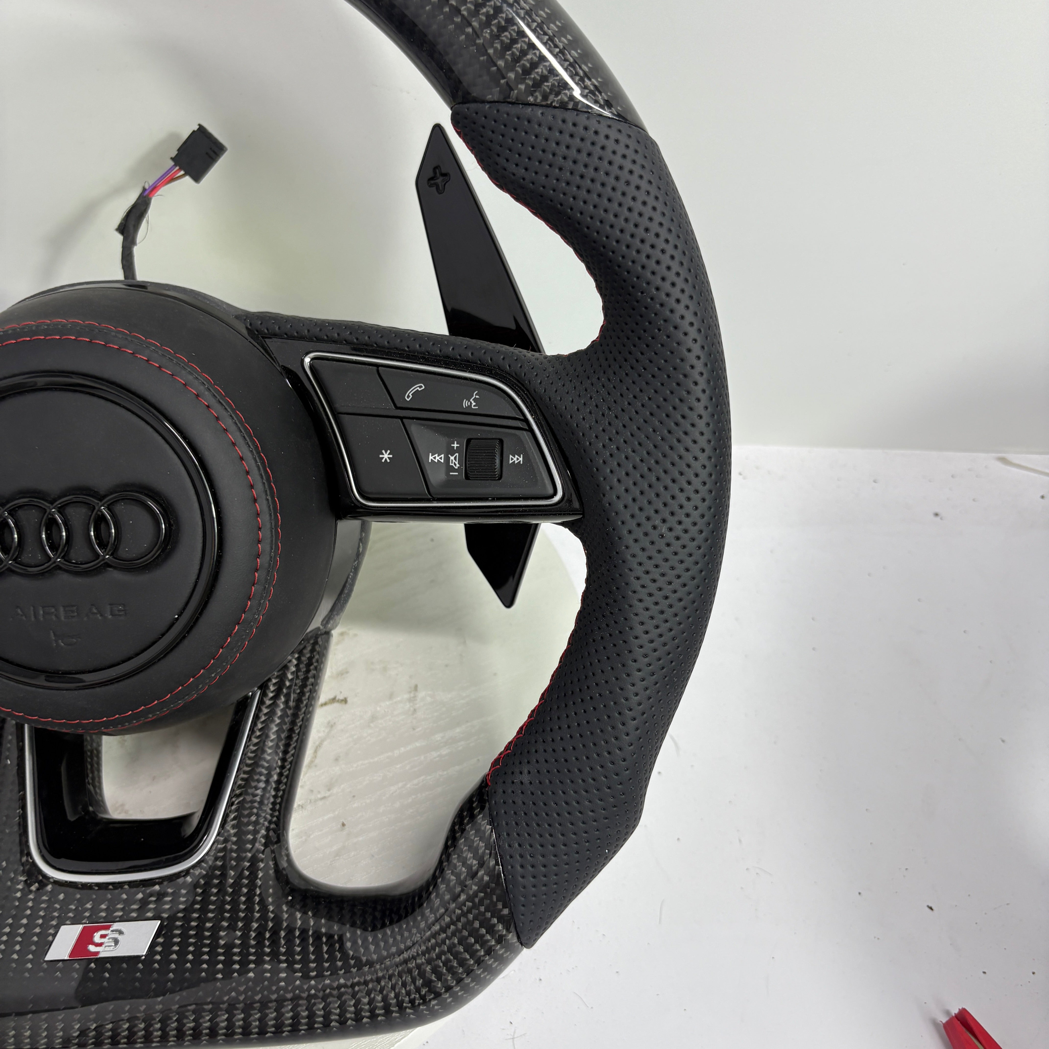 Volante Audi S line/RS - Carbono Perforado con Levas - BlackLine Custom