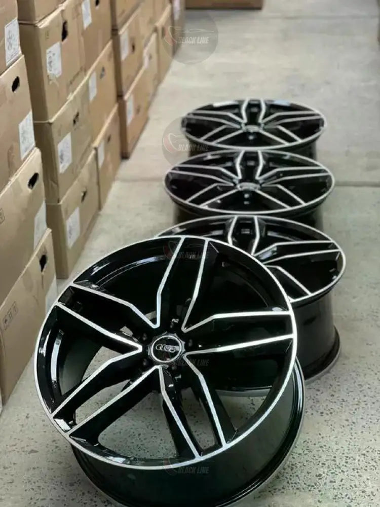 Llantas Deportivas Estilo Audi de Cinco Radios Dobles – Negro y Plata