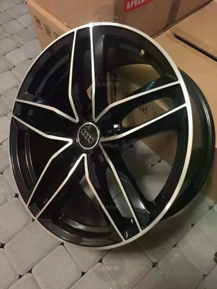 Llantas Deportivas Estilo Audi de Cinco Radios Dobles – Negro y Plata