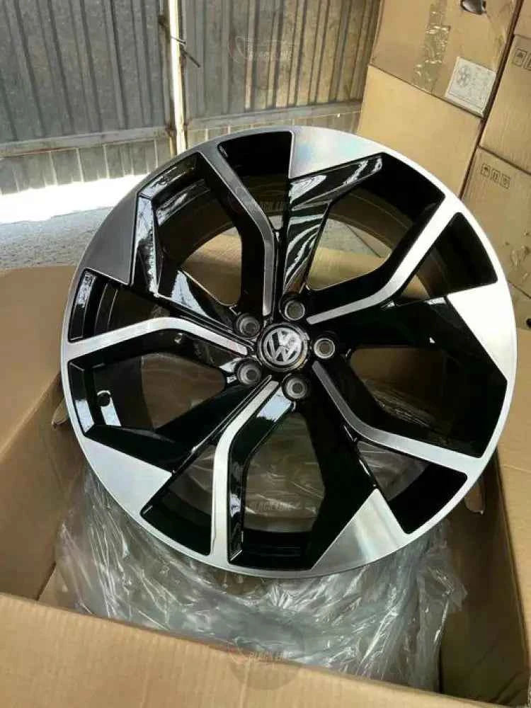 Llantas Deportivas Estilo Audi de Cinco Radios Turbina – Negro y Plata