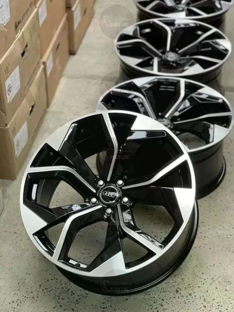 Llantas Deportivas Estilo Audi de Cinco Radios Turbina – Negro y Plata
