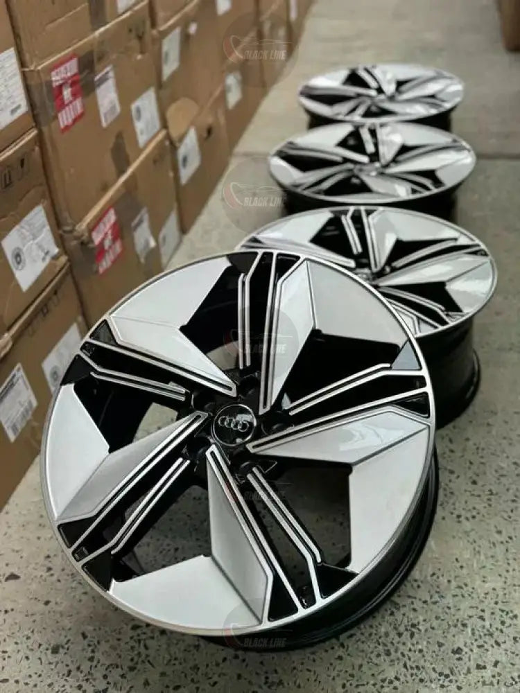 Llantas Deportivas Estilo Audi de Cinco Radios Turbina – Negro y Plata