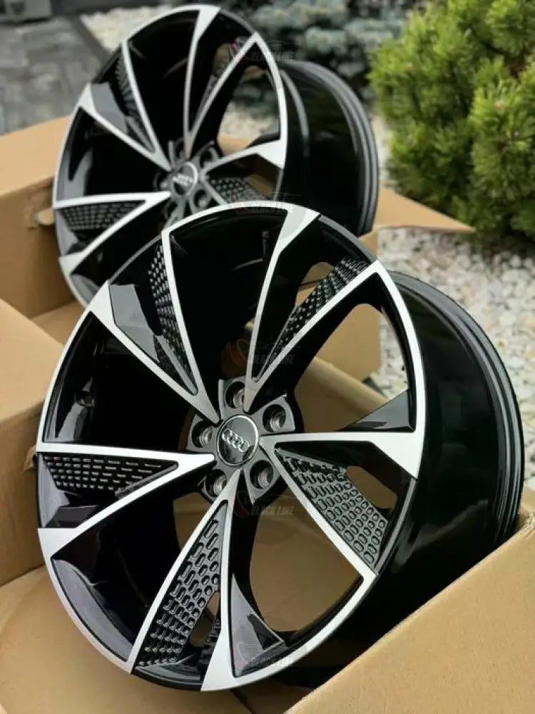 Llantas Deportivas Estilo Audi de Cinco Radios Turbina – Negro y Plata