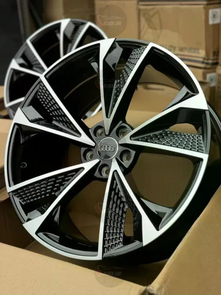Llantas Deportivas Estilo Audi de Cinco Radios Turbina – Negro y Plata