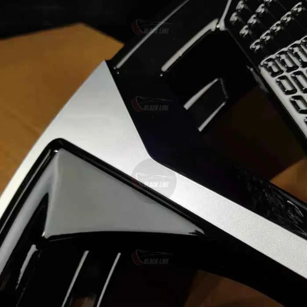 Llantas Deportivas Estilo Audi en Negro y Plata – Cinco Radios con Detalles en Relieve