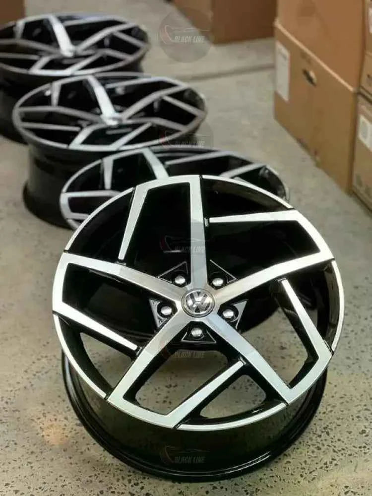 Llantas Deportivas Estilo BMW con Radios Geométricos – Negro y Plata