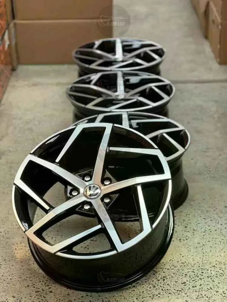 Llantas Deportivas Estilo BMW con Radios Geométricos – Negro y Plata