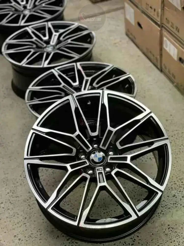 Llantas Deportivas Estilo BMW en Negro y Plata – Radios en Y de Perfil Angular