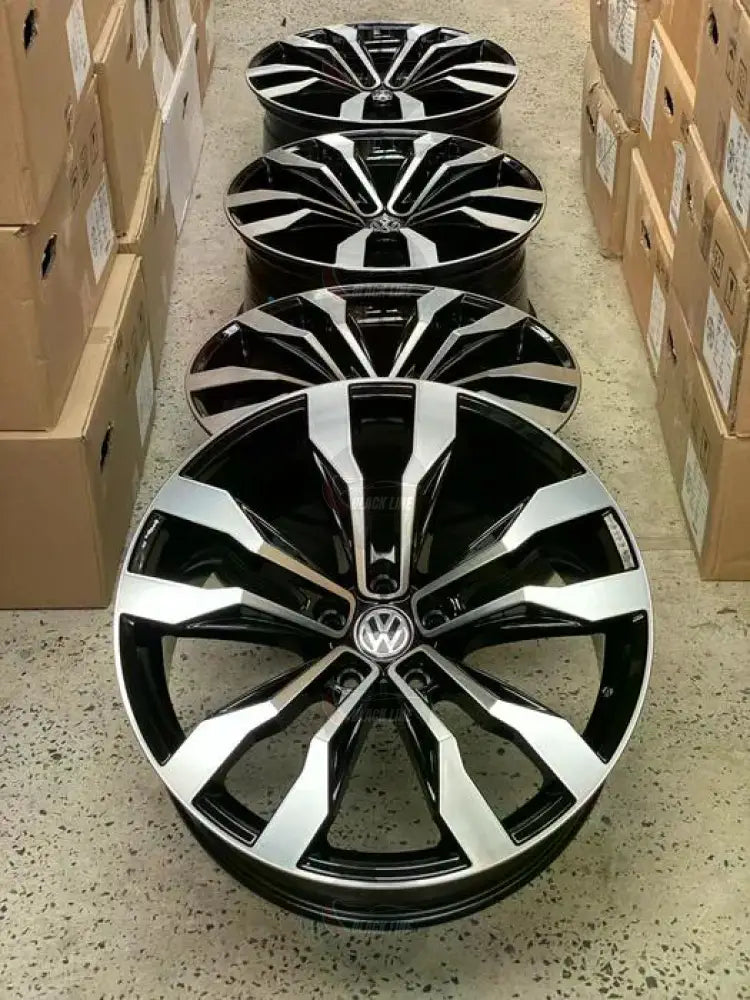 Llantas Deportivas Estilo Volkswagen con Diseño Turbina – Negro y Plata