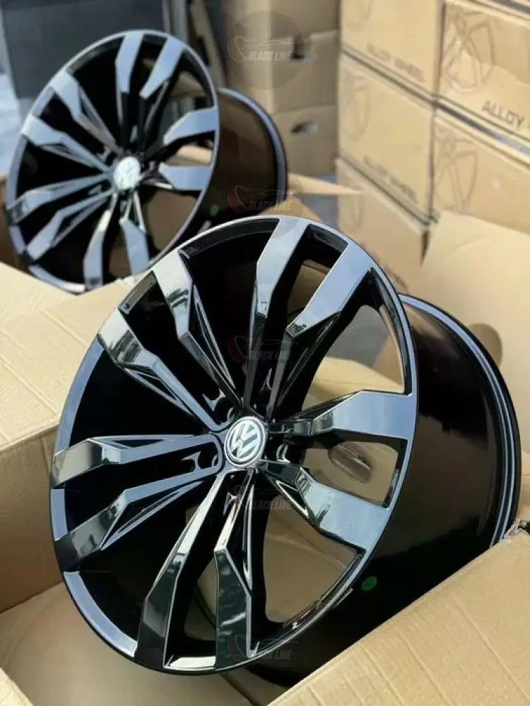 Llantas Deportivas Estilo Volkswagen con Diseño Turbina – Negro y Plata