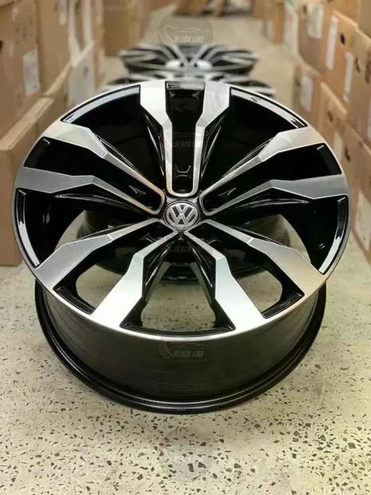 Llantas Deportivas Estilo Volkswagen con Diseño Turbina – Negro y Plata