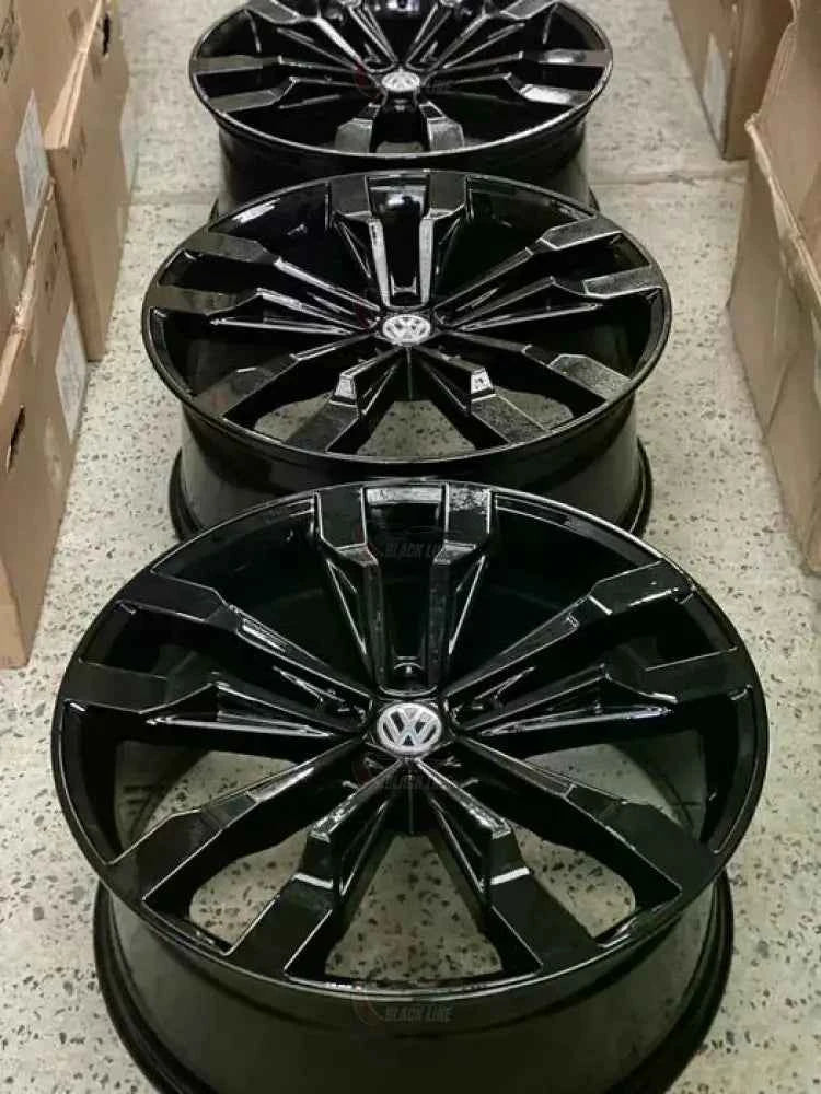 Llantas Deportivas Estilo Volkswagen con Radios Angulares – Negro