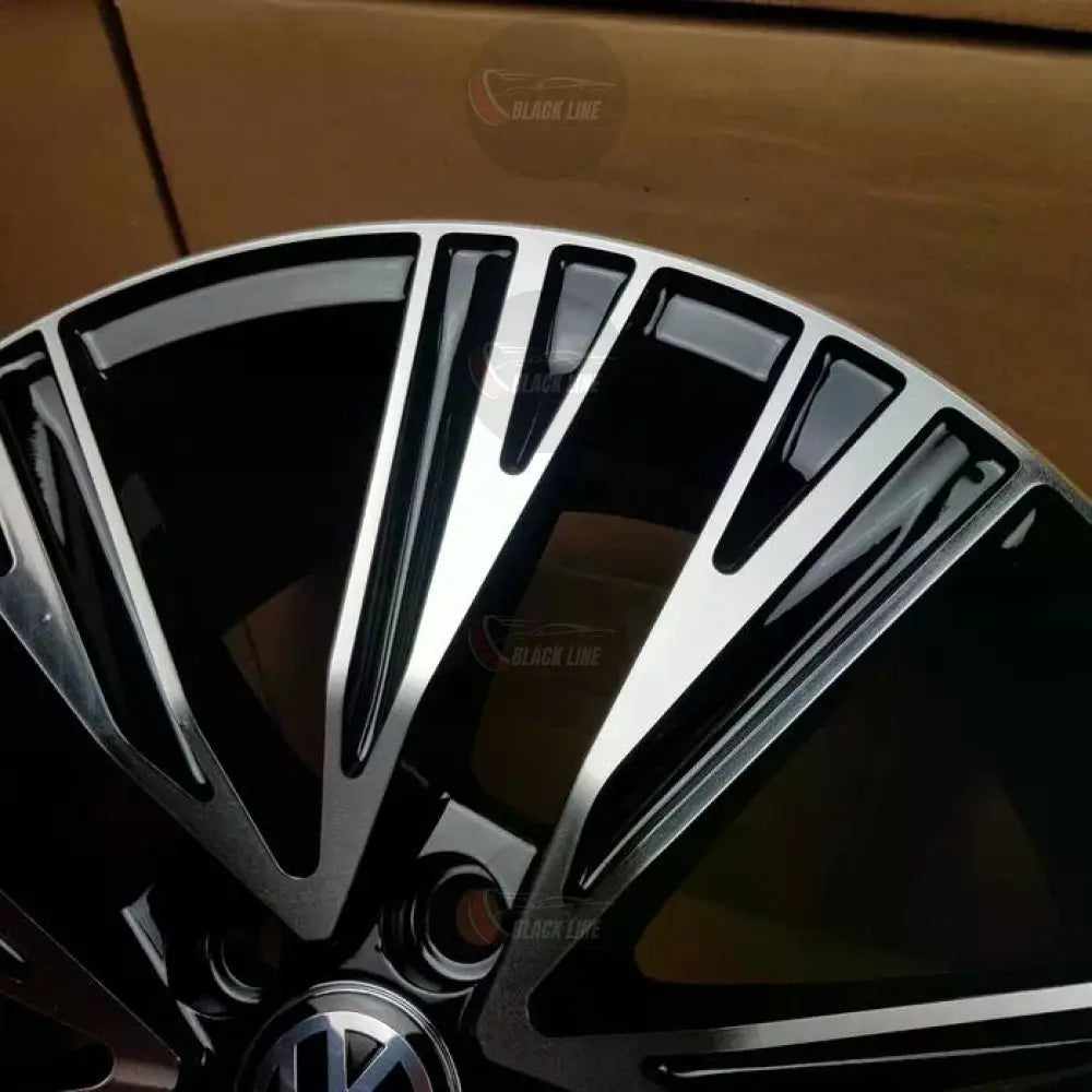 Llantas Deportivas Estilo Volkswagen con Radios Angulares – Negro y Plata