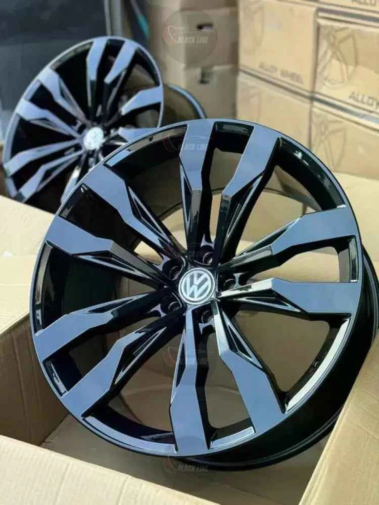 Llantas Deportivas Estilo Volkswagen con Radios Curvos – Negro y Plata