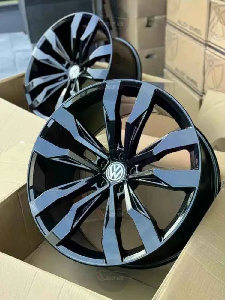 Llantas Deportivas Estilo Volkswagen con Radios Curvos – Negro y Plata