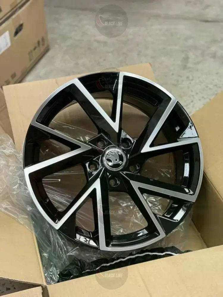 Llantas Deportivas Estilo Volkswagen con Radios Curvos – Negro y Plata