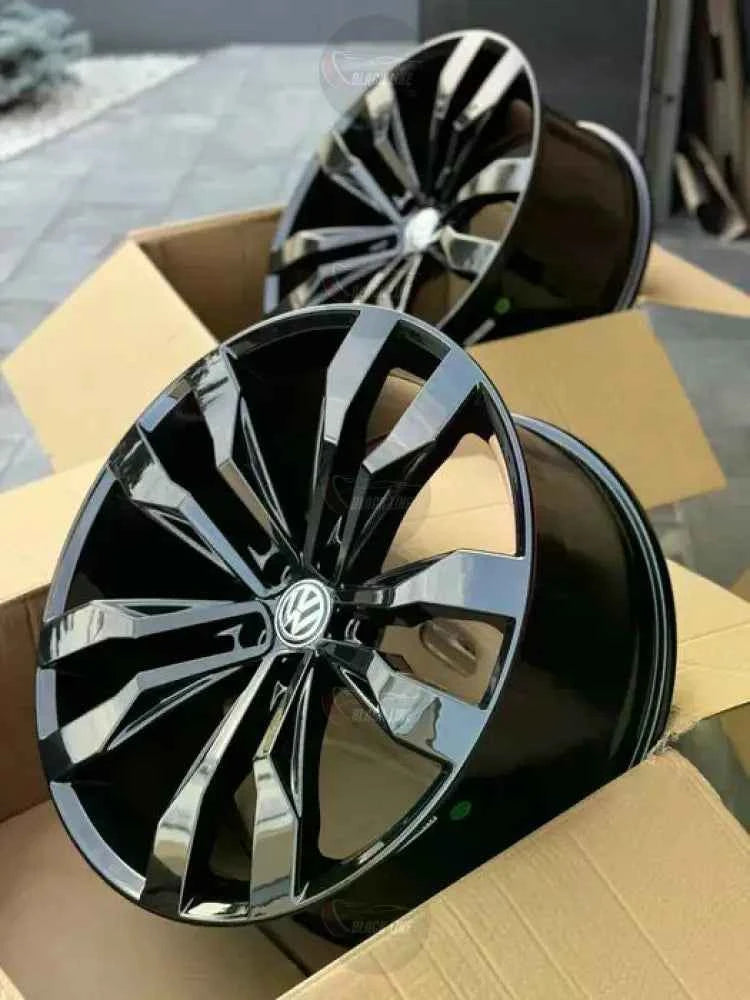 Llantas Deportivas Estilo Volkswagen con Radios Curvos – Negro y Plata