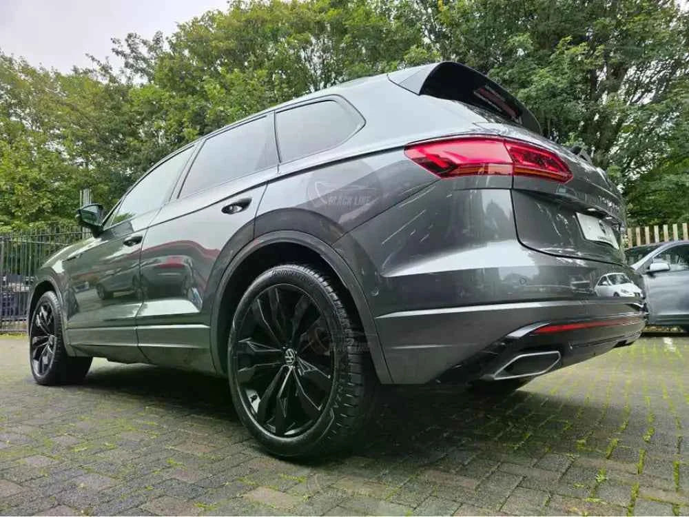 Llantas Deportivas Estilo Volkswagen con Radios Curvos – Negro y Plata