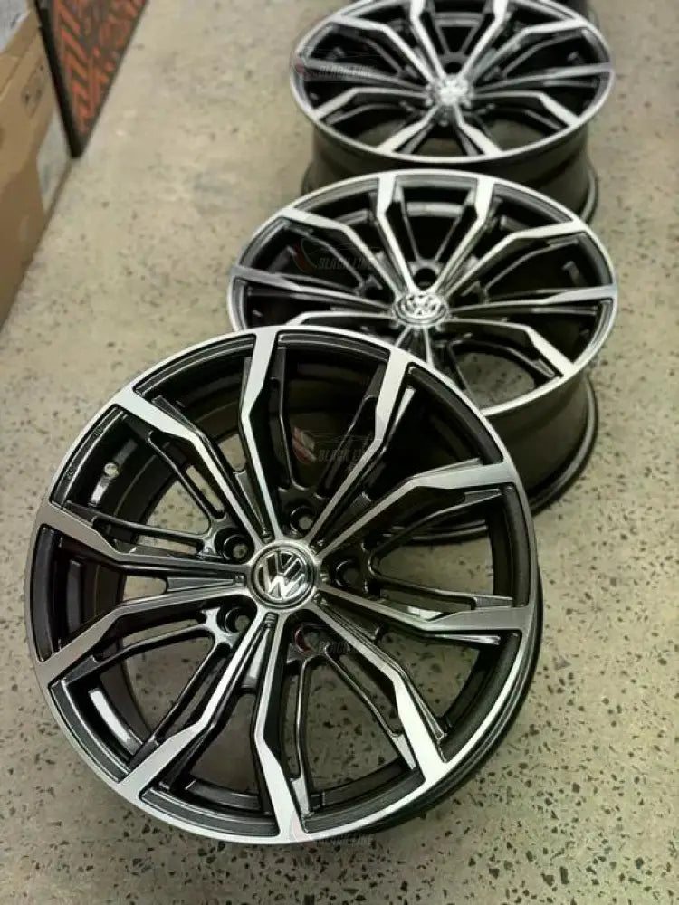 Llantas Deportivas Estilo Volkswagen con Radios En Y – Negro y Plata