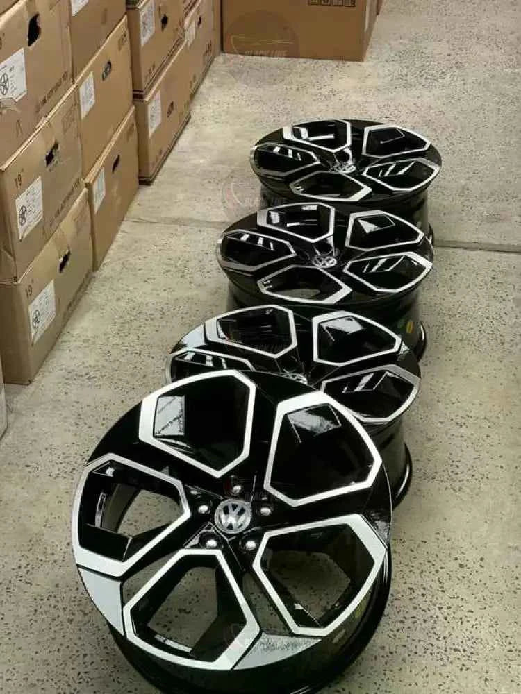Llantas Deportivas Estilo Volkswagen de Cinco Radios Angulares – Negro y Plata