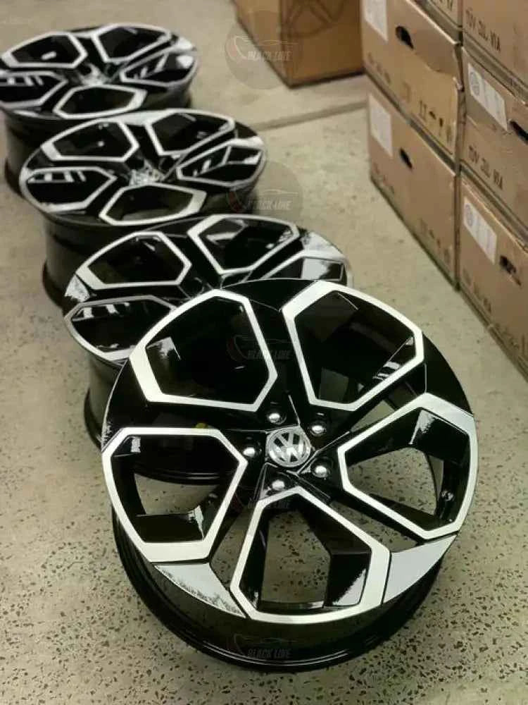 Llantas Deportivas Estilo Volkswagen de Cinco Radios Angulares – Negro y Plata