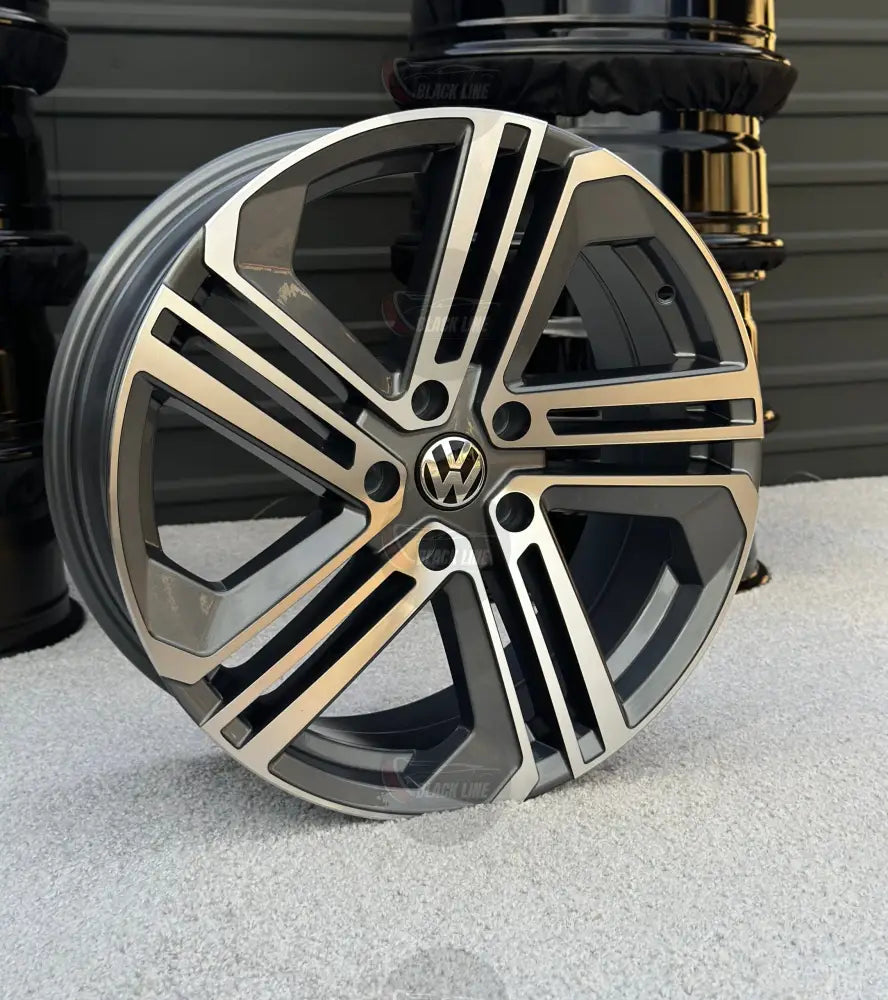 Llantas Deportivas Estilo Volkswagen de Cinco Radios Dobles – Negro y Plata