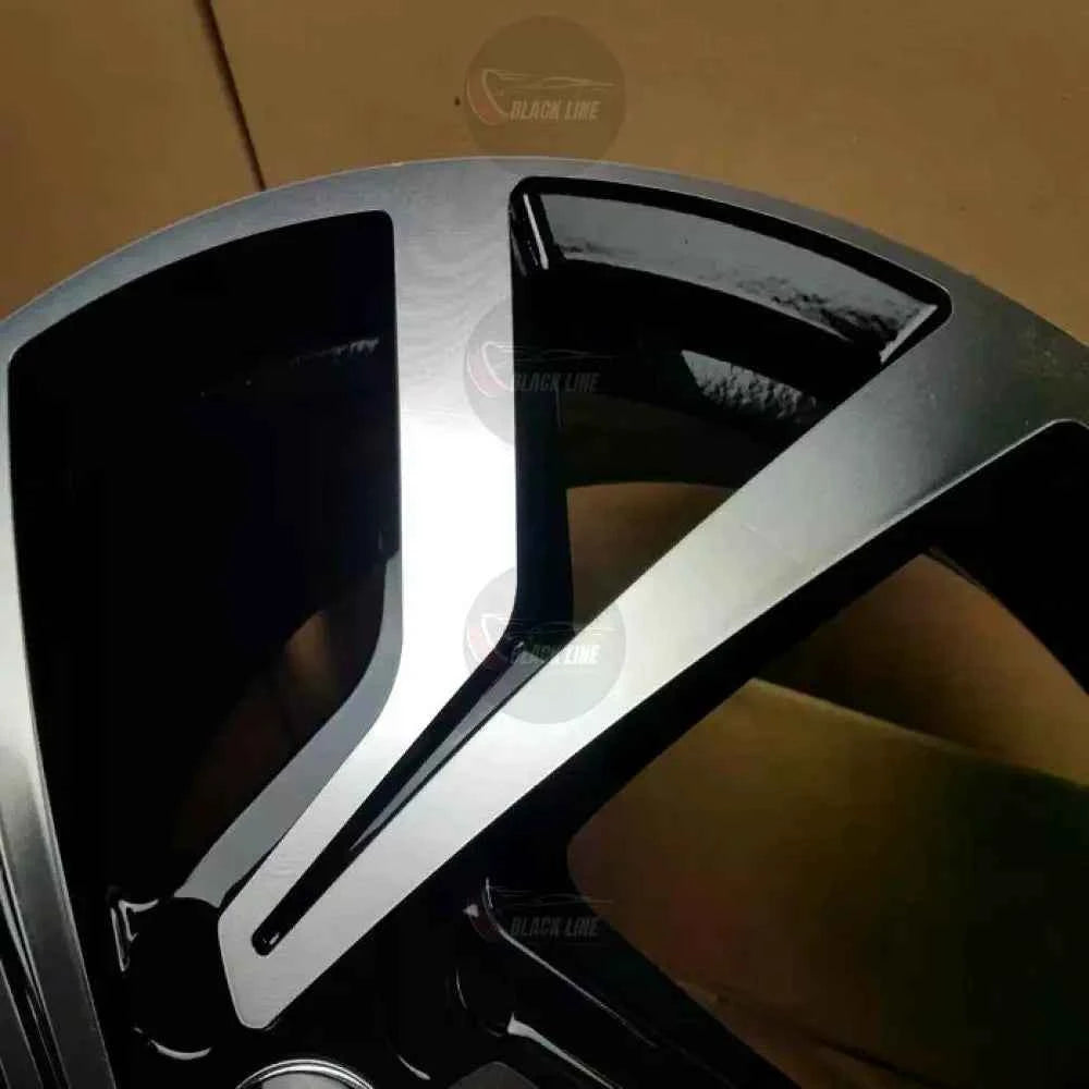 Llantas Deportivas Estilo Volkswagen de Cinco Radios Dobles – Negro y Plata