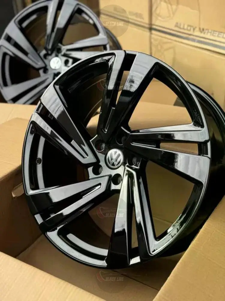Llantas Deportivas Estilo Volkswagen de Cinco Radios Dobles – Negro y Plata