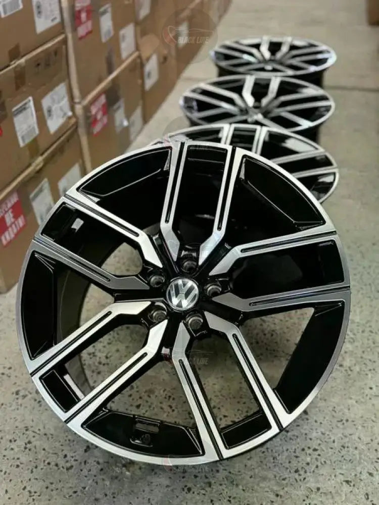 Llantas Deportivas Estilo Volkswagen de Cinco Radios Dobles – Negro y Plata