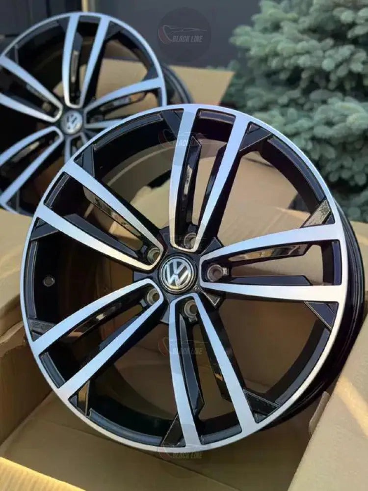 Llantas Deportivas Estilo Volkswagen de Cinco Radios Dobles – Negro y Plata