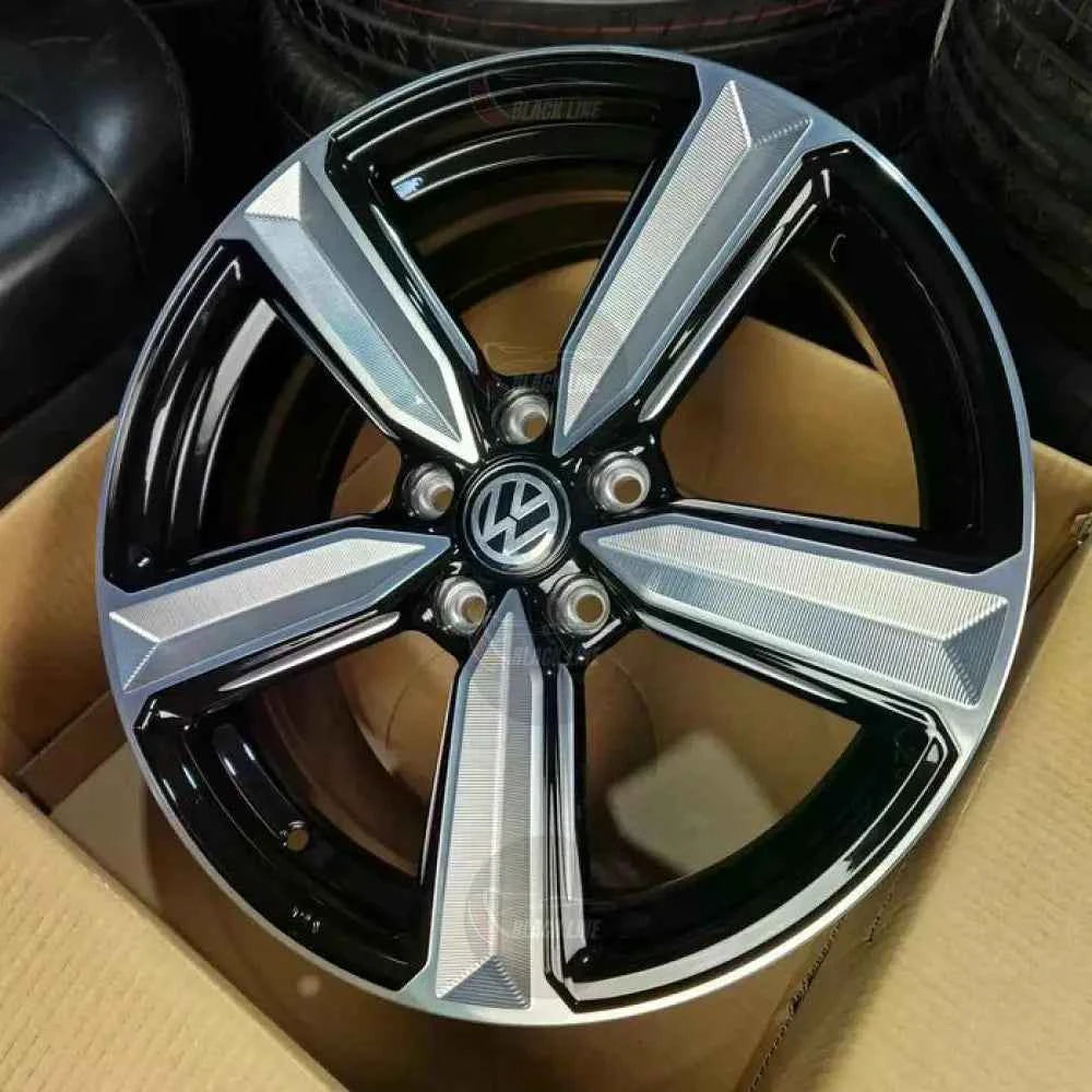 Llantas Deportivas Estilo Volkswagen de Cinco Radios – Negro y Plata