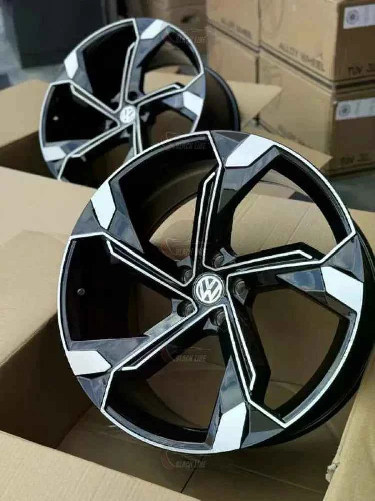 Llantas Deportivas Estilo Volkswagen de Cinco Radios Turbina – Negro y Plata