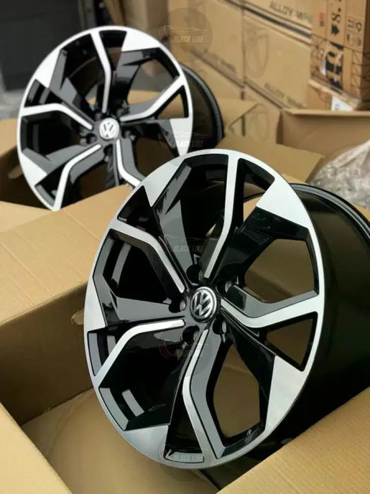 Llantas Deportivas Estilo Volkswagen de Cinco Radios Turbina – Negro y Plata