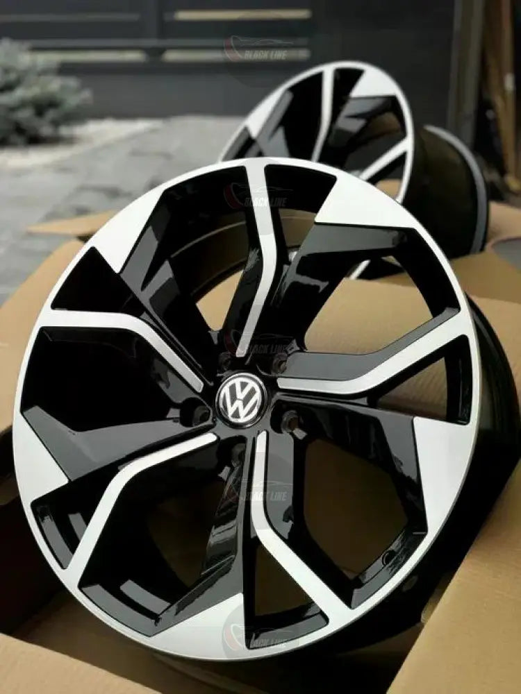 Llantas Deportivas Estilo Volkswagen de Cinco Radios Turbina – Negro y Plata