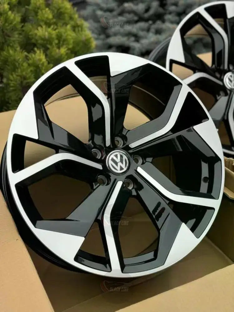 Llantas Deportivas Estilo Volkswagen de Cinco Radios Turbina – Negro y Plata