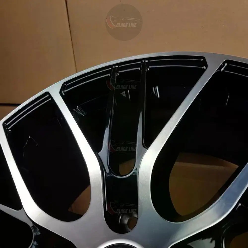 Llantas Porsche Deportivas Multirradio en Negro Brillo y Plata Mecanizada | Diseño Bicolor con Emblema Central