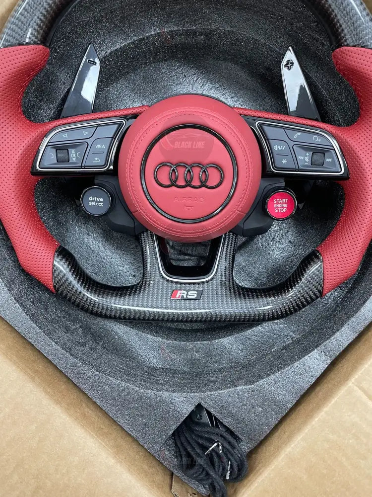 Volante Audi RS Deportivo en Carbono y Piel Roja | Pantalla LED Levas de Carbono Drive Select Botón Start Fondo Plano y