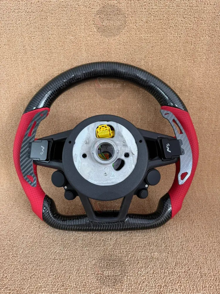 Volante Audi RS Deportivo en Carbono y Piel Roja | Pantalla LED Levas de Carbono Drive Select Botón Start Fondo Plano y