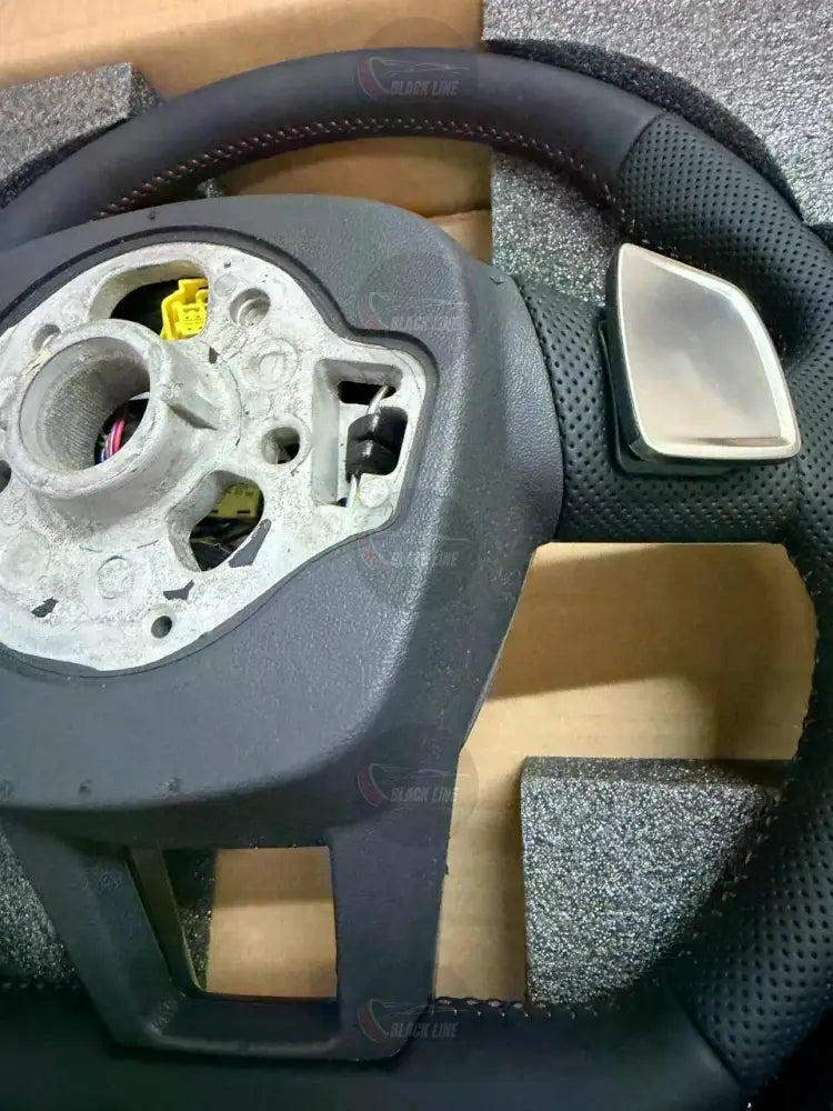 Volante Audi RS en Cuero Negro Perforado con Levas Multifunción y Detalles RS