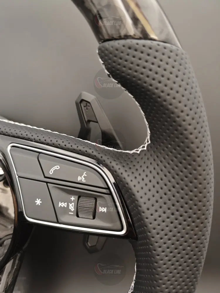 Volante Audi RS Performance en Fibra de Carbono Cuero Perforado con Costuras Blancas Levas y Multifunción