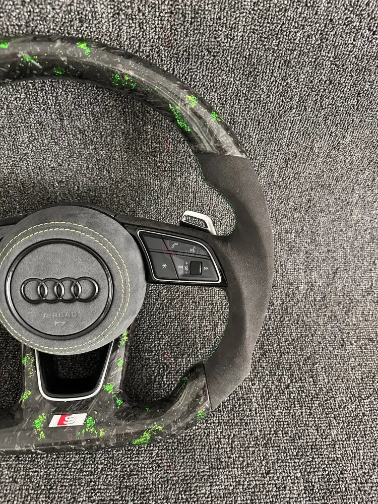 Volante Audi S deportivo en fibra de carbono forjada con detalles verdes Alcántara y airbag incluido