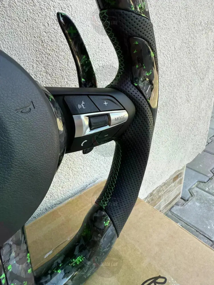 Volante BMW M Personalizado en Carbono Negro con Detalles Verdes Levas M1/M2 y Multifunción