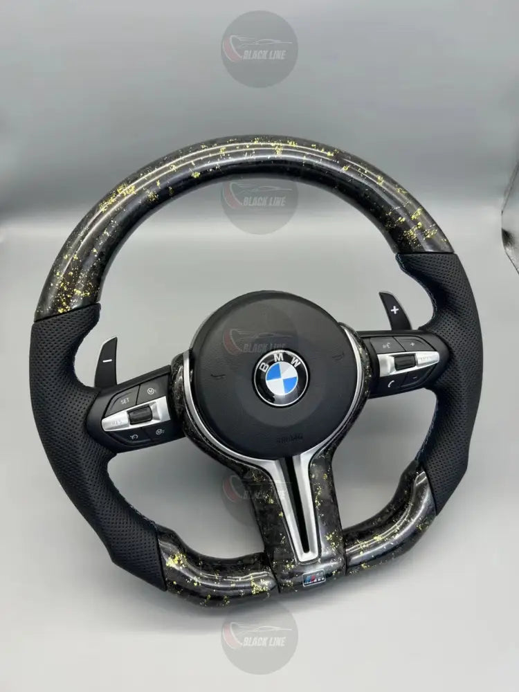 Volante BMW M Performance en Fibra de Carbono con Detalles Dorados Cuero Perforado Levas y M1/M2