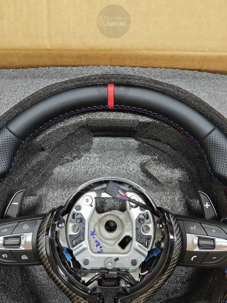 Volante BMW M Performance en Cuero Negro Perforado y Fibra de Carbono con Levas M1/M2 y Marcador Rojo