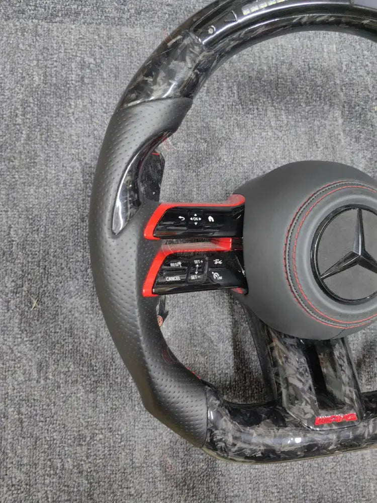 Volante Mercedes-AMG de Carbono Forjado con Pantalla LED Cuero Perforado y Detalles Rojos