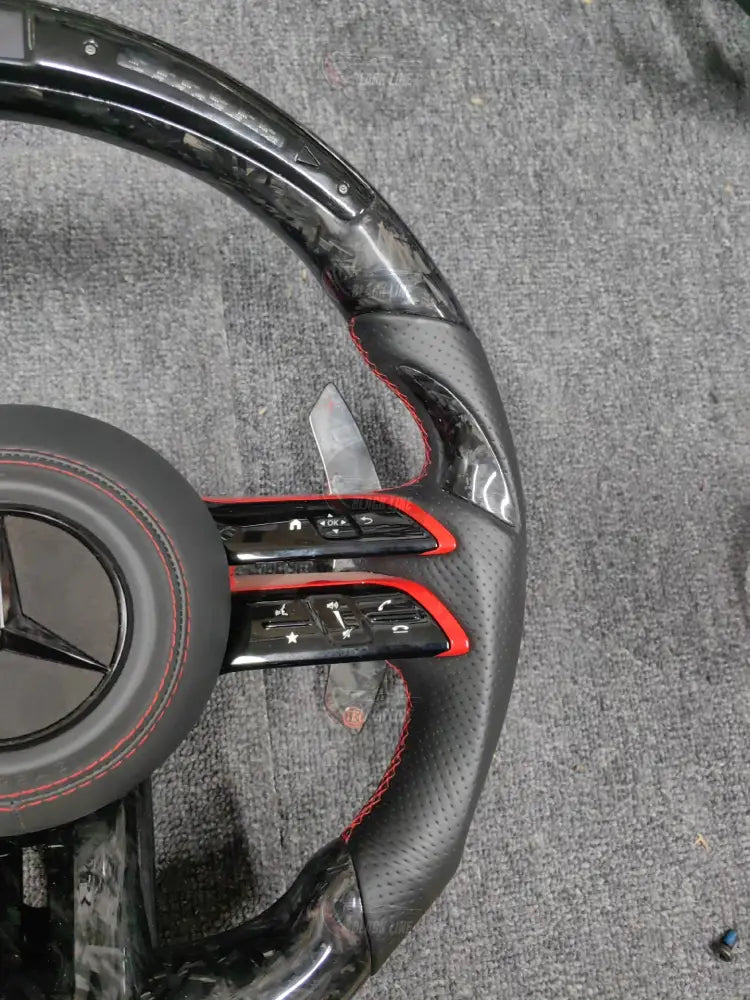 Volante Mercedes-AMG de Carbono Forjado con Pantalla LED Cuero Perforado y Detalles Rojos